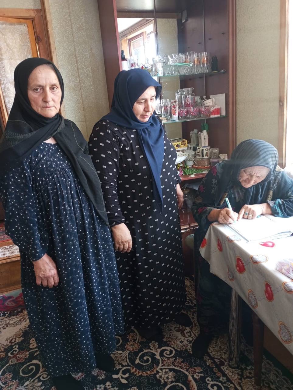 Оказывает социальные услуги  своим подопечным из с.Читли.